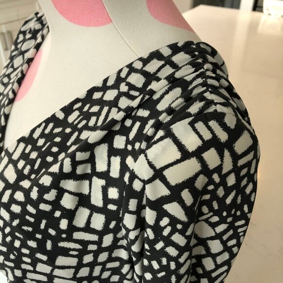 Lauren Ralph Lauren V Neck Faux Wrap Print Dress w Side Ruching Gray + Wht Sz 10 - Picture 6 of 13